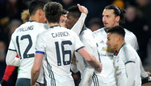 Jugadores del United celebran el gol de Pogba