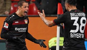 Chicharito celebra su anotación con el Bayer en Bundesliga 