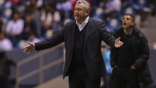 Víctor Manuel Vucetich reclama durante juego de Gallos