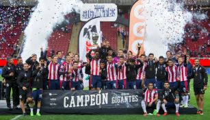 Los jugadores de Chivas levantando el trofeo de 'Duelo de Gigantes'