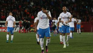 Los jugadores de Cruz Azul salen del campo tras caer con Tijuana