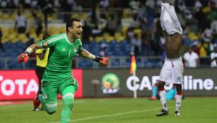 Essam El-Hadary festeja tras parar un penalti contra Burkina Faso