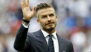 David Beckham saluda al público durante un evento