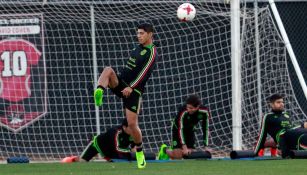 Alan Pulido controla el balón en práctica del Tricolor