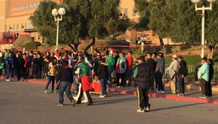 Aficionados mexicanos a punto de entrar al Sam Boyd Stadium