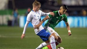 Alan Pulido cubre el balón en juego contra Islandia 