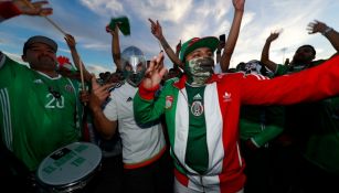 Fans mexicanos alientan en las afueras del recinto