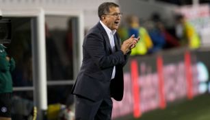 Osorio aplaude a sus jugadores en el juego contra Islandia