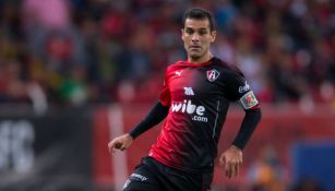 Rafa Márquez conduce el esférico en un partido con Atlas