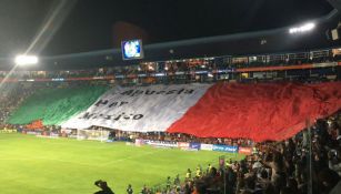 La bandera de México desplegada en el Estadio Hidalgo