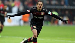 Chicharito festeja tras anotar un doblete en el partido contra el Eintracht