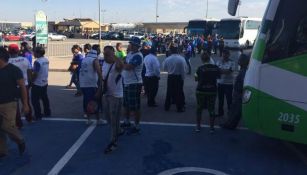 Afición de Cruz Azul en el estacionamiento del TSM