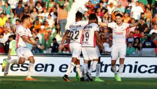 Jugadores de Morelia festejan un gol contra Jaguares