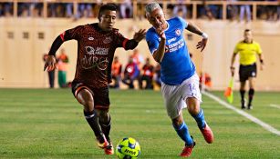 Martín Rodríguez conduce balón en juego contra Alebrijes