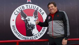 Herrera posa junto al escudo de Tijuana