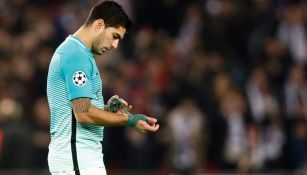 Luis Suárez, cabizbajo tras la goleada contra el PSG