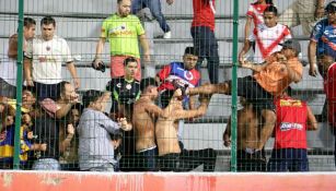 Aficionados se pelean durante el duelo entre Tigres y Veracruz