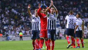 Celso Ortiz saluda a su afición en encuentro contra Pumas