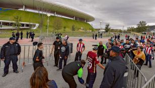 Seguidores de América y del Rebaño son revisados antes de ingresar al Estadio Chivas