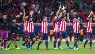 Los jugadores de Chivas aplauden a su afición tras vencer al América