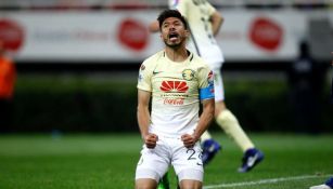 Oribe Peralta se molesta durante el Clásico Nacional