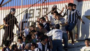 Aficionados del Alianza de Lima acorralados en el estadio Tomás Adolfo Ducó