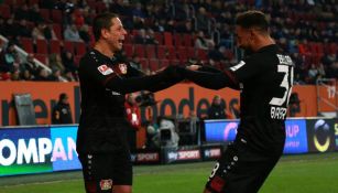 Chicharito celebra una anotación con el Bayer en Bundesliga 