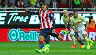 Ángel Zaldívar cobra el penalti en el duelo frente al América