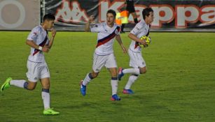 Carlos Fierro festeja con compañeros el gol