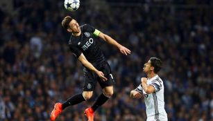 Herrera pelea el balón ante la mirada de Khedira