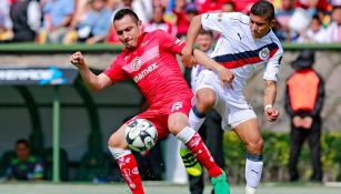 Orbelín Pineda disputa un balón en juego contra Toluca del A2016