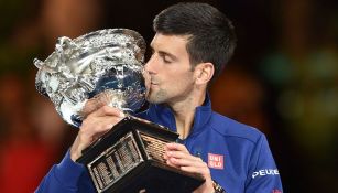 Djokovic besa el trofeo del Australian Open 2016