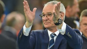 Claudio Ranieri aplaude el desempeño de su equipo en un partido