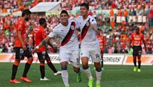 Ángel Zaldívar festeja con Alan Pulido su gol frente a Jaguares