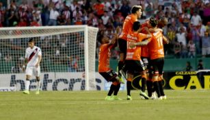 Jugadores de Chiapas festejan un gol contra Chivas