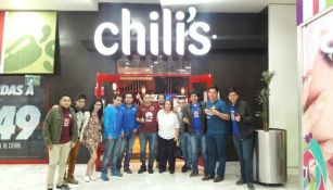 Los ganadores posan afuera de Chili's Pabellón Cuauhtémoc