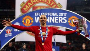 Zaltan Ibrahimovic presume el trofeo ganado con el Manchester United en la Copa de la Liga