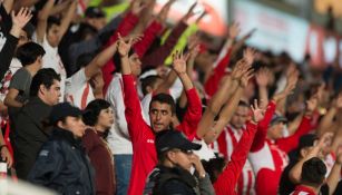 Aficionados de Necaxa alientan a su equipo en el Victoria