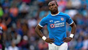 Guerrón muestra gesto de decepción en juego de Cruz Azul 