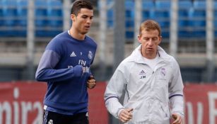 Cristiano Ronaldo trota junto al preparador físico del Real Madrid