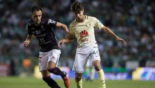 Diego Lainez disputa un balón en el partido frente a León