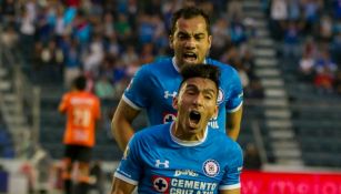 Ángel Mena festeja su gol con Cruz Azul