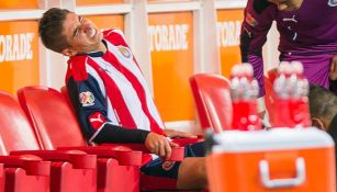 Brizuela se duele del tobillo en la banca del estadio Chivas