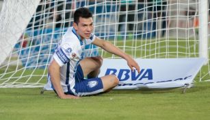 Hirving Lozano tirado en el piso durante un juego del Pachuca