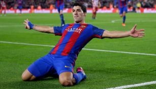 Suárez festeja un tanto con el Barcelona en Camp Nou