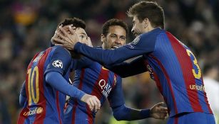 Jugadores del Barcelona festejan uno de sus goles contra PSG