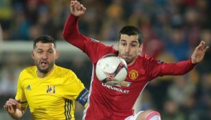 Mkhitaryan controla el balón en el partido del United contra el Rostov