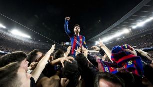 Lionel Messi es cargado por los aficionados tras el triunfo del Barcelona en Champions League