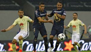 Barrera, Cortés y Guerrero pelean un balón en el último encuentro entre América y Pumas