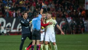 Aguilar es calmado por sus compañeros tras agredir al árbitro Fernando Hernández